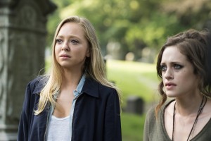 Mr. Robot's strong supporting cast helps bring the series together, and Elliot doesn't feel like the only important character. MR. ROBOT -- "m1rr0r1ng.qt" Episode 109 -- Pictured: (l-r) Portia Doubleday as Angela Moss, Carly Chaikin as Darlene -- (Photo by: Virginia Sherwood/USA Network)
